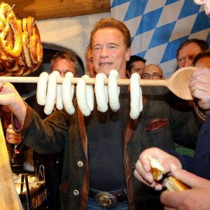 Arnold Schwarzenegger lors de la Weißwurstparty organisée dans la ville de Going, le 22 janvioer 2016.