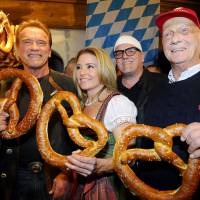 Arnold Schwarzenegger et sa chérie : Régime bretzels et saucisses pour le couple