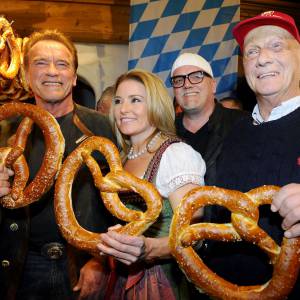 Arnold Schwarzenegger et sa compagne Heather Milligan, DJ Ötzi (Gerry Friedle), Niki Lauda lors de la Weißwurstparty organisée dans la ville de Going, le 22 janvioer 2016.