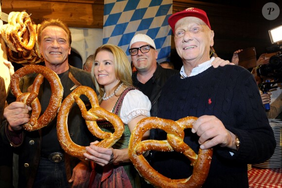 Arnold Schwarzenegger et sa compagne Heather Milligan, DJ Ötzi (Gerry Friedle), Niki Lauda lors de la Weißwurstparty organisée dans la ville de Going, le 22 janvioer 2016.