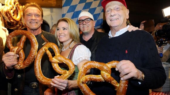 Arnold Schwarzenegger et sa chérie : Régime bretzels et saucisses pour le couple