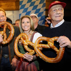 Balthasar Hauser, Arnold Schwarzenegger et sa compagne Heather Milligan, Niki Lauda lors de la Weißwurstparty organisée dans la ville de Going, le 22 janvioer 2016.