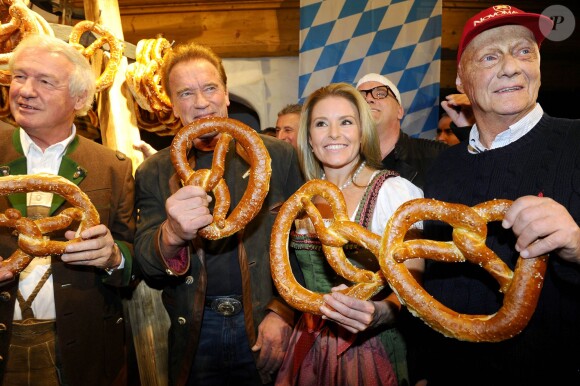 Balthasar Hauser, Arnold Schwarzenegger et sa compagne Heather Milligan, Niki Lauda lors de la Weißwurstparty organisée dans la ville de Going, le 22 janvioer 2016.