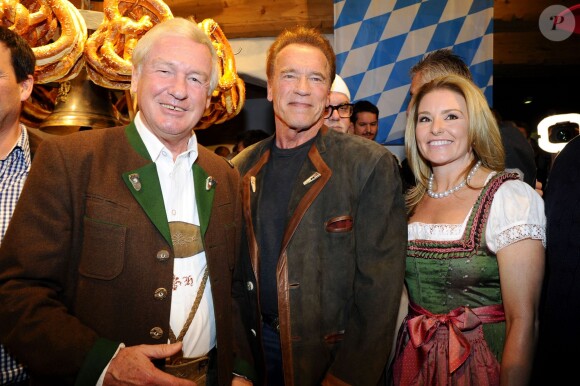 Balthasar Hauser, Arnold Schwarzenegger et sa compagne Heather Milligan lors de la Weißwurstparty organisée dans la ville de Going, le 22 janvioer 2016.