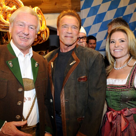 Balthasar Hauser, Arnold Schwarzenegger et sa compagne Heather Milligan lors de la Weißwurstparty organisée dans la ville de Going, le 22 janvioer 2016.