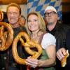 Arnold Schwarzenegger et sa compagne Heather Milligan, DJ Ötzi (Gerry Friedle), Niki Lauda lors de la Weißwurstparty organisée dans la ville de Going, le 22 janvioer 2016.
