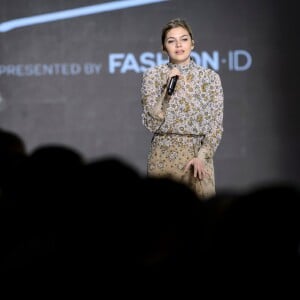 Louane chante pendant le défilé de Fashion ID, lors de la Fashion Week de Berlin, en Allemagne, le samedi 23 janvier 2016.