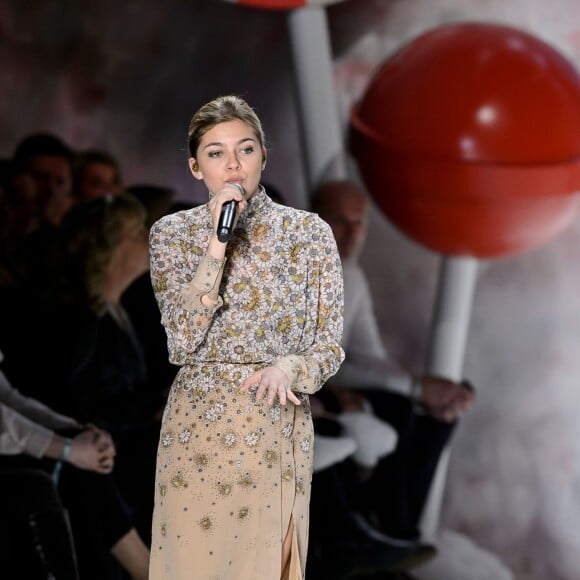 Louane chante pendant le défilé de Fashion ID, lors de la Fashion Week de Berlin le samedi 23 janvier 2016.