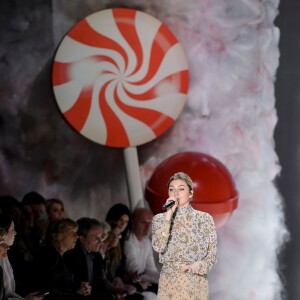 Louane chante pendant le défilé de Fashion ID, lors de la Fashion Week de Berlin le samedi 23 janvier 2016.
