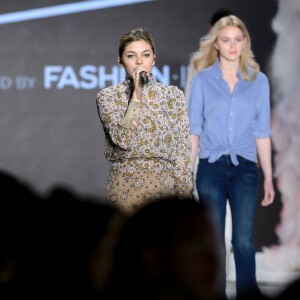 Louane chante pendant le défilé de Fashion ID, lors de la Fashion Week de Berlin le samedi 23 janvier 2016.