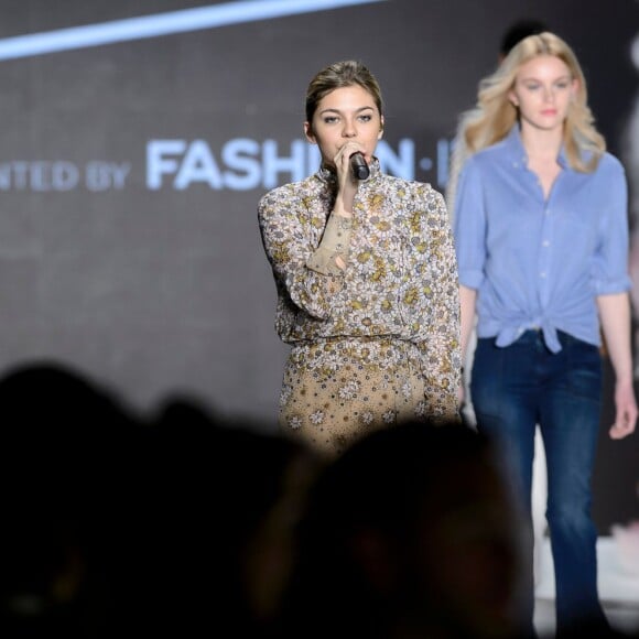 Louane chante pendant le défilé de Fashion ID, lors de la Fashion Week de Berlin le samedi 23 janvier 2016.