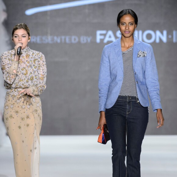 Louane chante pendant le défilé de Fashion ID, lors de la Fashion Week de Berlin le samedi 23 janvier 2016.