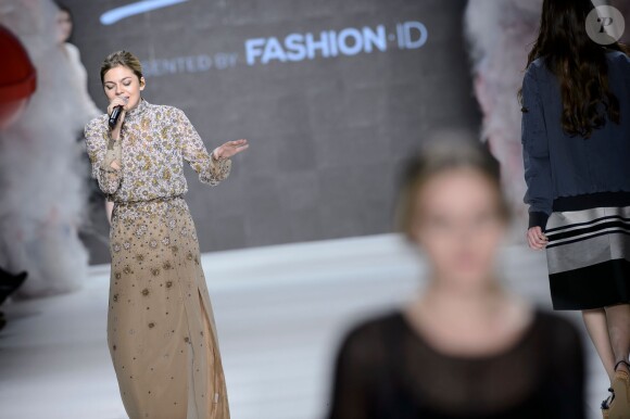 Louane chante pendant le défilé de Fashion ID, lors de la Fashion Week de Berlin le samedi 23 janvier 2016.