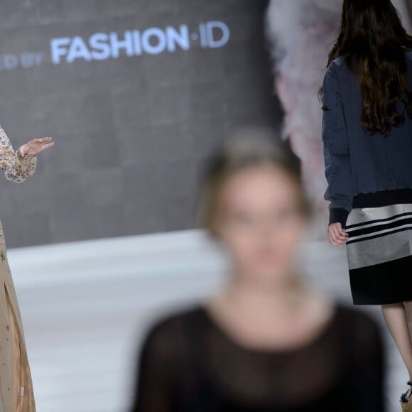 Louane chante pendant le défilé de Fashion ID, lors de la Fashion Week de Berlin le samedi 23 janvier 2016.