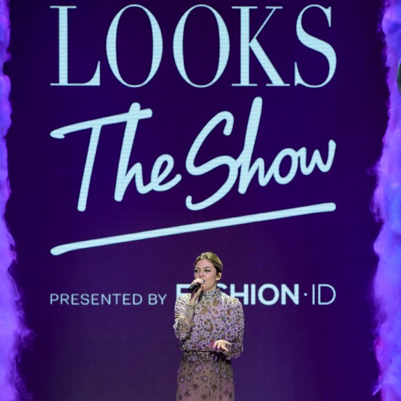 La chanteuse Louane chante pendant le défilé de Fashion ID, lors de la Fashion Week de Berlin le samedi 23 janvier 2016.