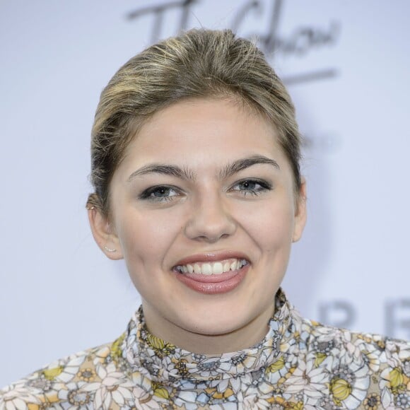 Louane pose en marge du défilé de Fashion ID pendant la Fashion Week de Berlin le samedi 23 janvier 2016.