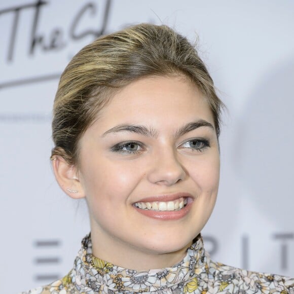 Louane pose en marge du défilé de Fashion ID pendant la Fashion Week de Berlin le samedi 23 janvier 2016.