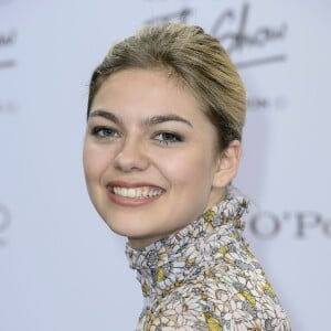 Louane pose en marge du défilé de Fashion ID pendant la Fashion Week de Berlin le samedi 23 janvier 2016.