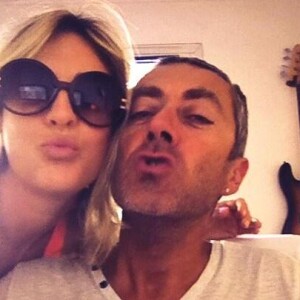 Eve Angeli et Michel posent sur Twitter, ils fêtaient leurs 15 ans d'amour le mardi 13 août 2013.