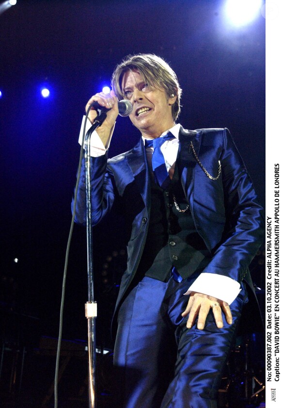 David Bowie en concert à Londres en 2002.