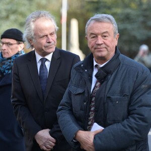 Franz-Olivier Giesbert et Antoine Gallimard lors des obsèques de Michel Tournier à Choisel, le 25 janvier 2016