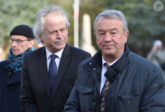Franz-Olivier Giesbert et Antoine Gallimard lors des obsèques de Michel Tournier à Choisel, le 25 janvier 2016