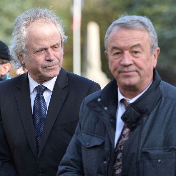 Franz-Olivier Giesbert et Antoine Gallimard lors des obsèques de Michel Tournier à Choisel, le 25 janvier 2016