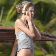 Exclusif - Toni Garrn profite d'un après-midi ensoleillé sur une plage de Yucatán au Mexique. Le 7 janvier 2016.