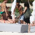 Exclusif - Toni Garrn profite d'un après-midi ensoleillé sur une plage de Yucatán au Mexique. Le 7 janvier 2016.