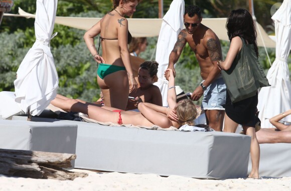 Exclusif - Toni Garrn profite d'un après-midi ensoleillé sur une plage de Yucatán au Mexique. Le 7 janvier 2016.