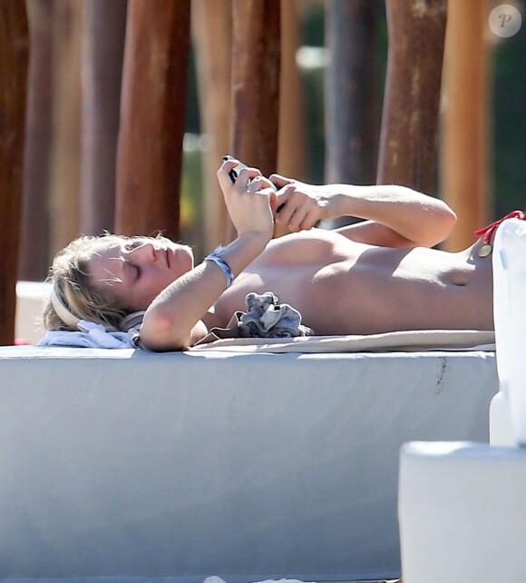 Exclusif - Toni Garrn profite d'un après-midi ensoleillé sur une plage de Yucatán au Mexique. Le 7 janvier 2016.