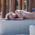 Exclusif - Toni Garrn en pleine sieste sur une plage de Yucatán au Mexique. Le 7 janvier 2016.