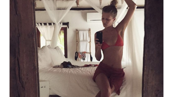 Toni Garrn : Top model relax en bikini, elle profite de la plage