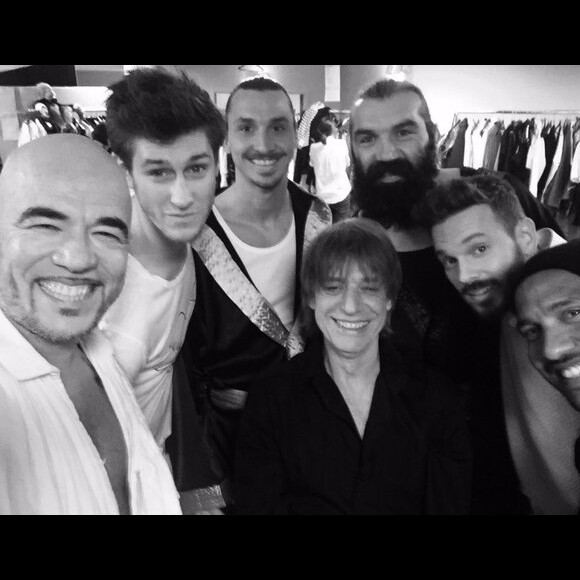 Pascal Obispo aux côtés de Jean-Baptise Maunier, Zlatan Ibrahimovic, Sébastien Chabal, Jean-Louis Aubert, Matt Pokora et Olivier Dacourt lors du dernier concert des Enfoirés en 2016, à l'AccorHotels Arena de Paris - Photo publiée le 25 janvier 2016