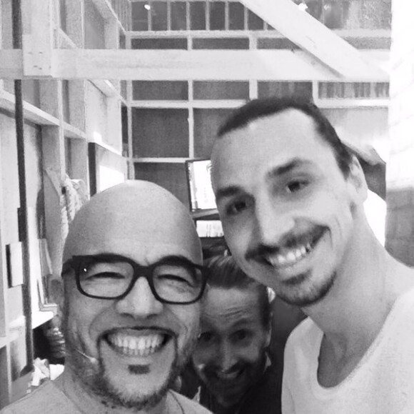 Pascal Obispo avec Zlatan Ibrahimovic lors du dernier concert des Enfoirés en 2016, à l'AccorHotels Arena de Paris - Photo publiée le 25 janvier 2016