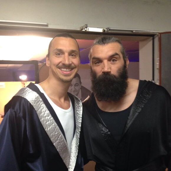 Sébastien Chabal pose avec Zlatan Ibrahimovic lors du dernier concert des Enfoirés en 2016 à l'AccorHotels Arena de Paris - Photo publiée le 25 janvier 2016