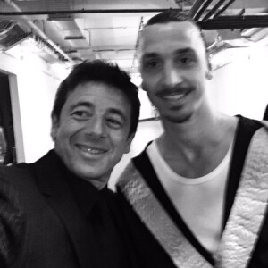 Patrick Bruel tout sourire avec Zlatan Ibrahimovic lors du dernier concert des Enfoirés à Paris - Photo publiée le 25 janvier 2016