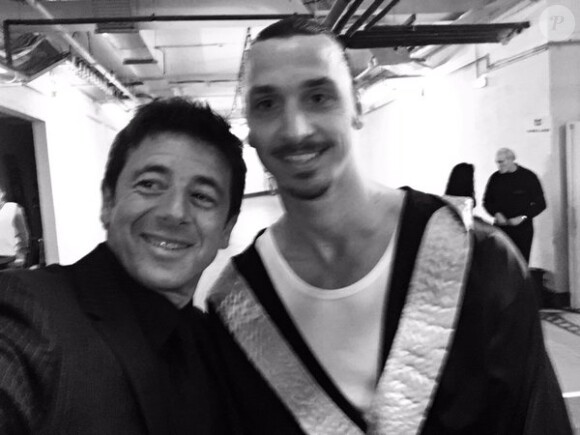 Patrick Bruel tout sourire avec Zlatan Ibrahimovic lors du dernier concert des Enfoirés à Paris - Photo publiée le 25 janvier 2016
