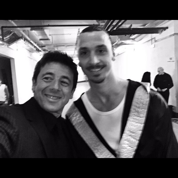 Patrick Bruel tout sourire avec Zlatan Ibrahimovic lors du dernier concert des Enfoirés à Paris - Photo publiée le 25 janvier 2016