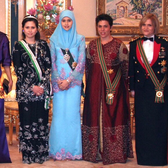 La reine Rania de Jordanie et les princesses Aisha et Zein bint Hussein (2e et 3e à p. de la droite) posant en mai 2008 avec Azrinaz Mazhar Hakim, deuxième femme du sultan de Brunei, avant un dîner officiel à Brunei.