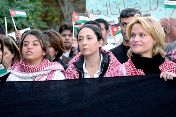 La princesse Aisha bint Hussein (à droite) avec la princesse Reem Ali et la princesse Ayah B-bint Faisal manifestant contre le terrorisme à Amman en novembre 2005. Aisha de Jordanie s'est remariée le 27 janvier 2016, avec Ashraf Banayotti.