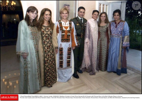 Les princesses Iman, Haya, Aisha, Rayah et Abir Muhaissen posant avec le prince Hamzah de Jordanie et la princesse Noor à Amman en août 2003 lors de leur mariage.