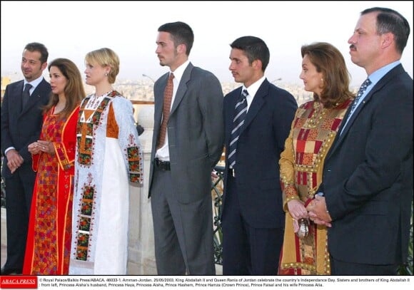 Zeid Juma, premier mari de la princesse Aisha bint Hussein, la princesse Haya, la princesse Aisha, le prince Hashem et le prince Hamza, le prince Faisal et sa femme Alia en mai 2003 à Amman lors de la Fête de l'indépendance.