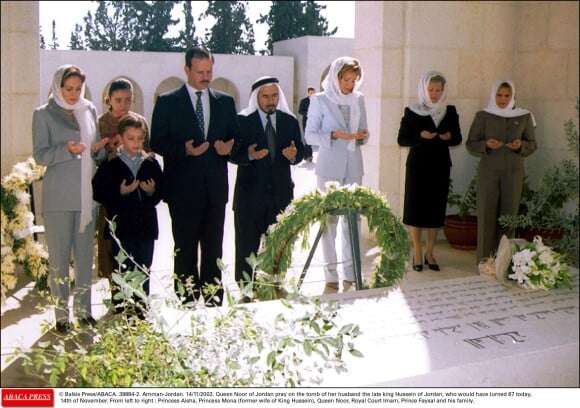 La princesse Aisha, la princesse Muna, la reine Noor et le prince Faisal et sa famille se recueillant le 14 novembre 2002 à la mémoire du roi Hussein.