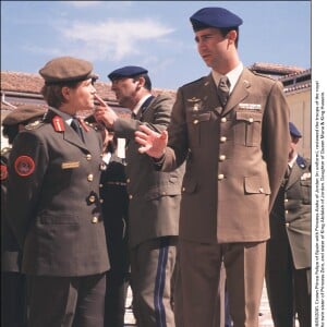 La princesse Aisha bint Hussein avec Felipe d'Espagne en mai 2001 lors d'une revue des troupes au palais du Pardo, à Madrid.