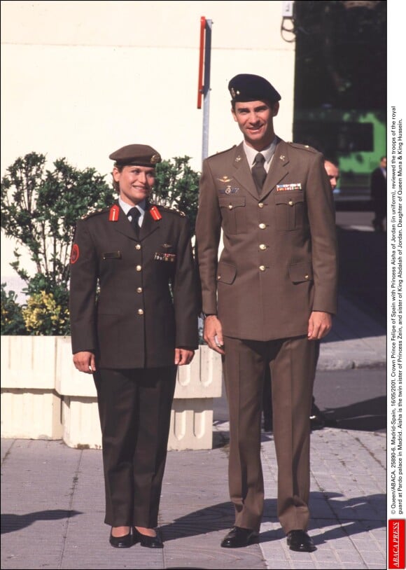 La princesse Aisha bint Hussein avec Felipe d'Espagne en mai 2001 lors d'une revue des troupes au palais du Pardo, à Madrid.