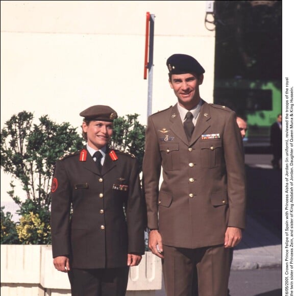 La princesse Aisha bint Hussein avec Felipe d'Espagne en mai 2001 lors d'une revue des troupes au palais du Pardo, à Madrid.