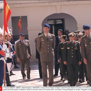 La princesse Aisha bint Hussein avec Felipe d'Espagne en mai 2001 lors d'une revue des troupes au palais du Pardo, à Madrid.