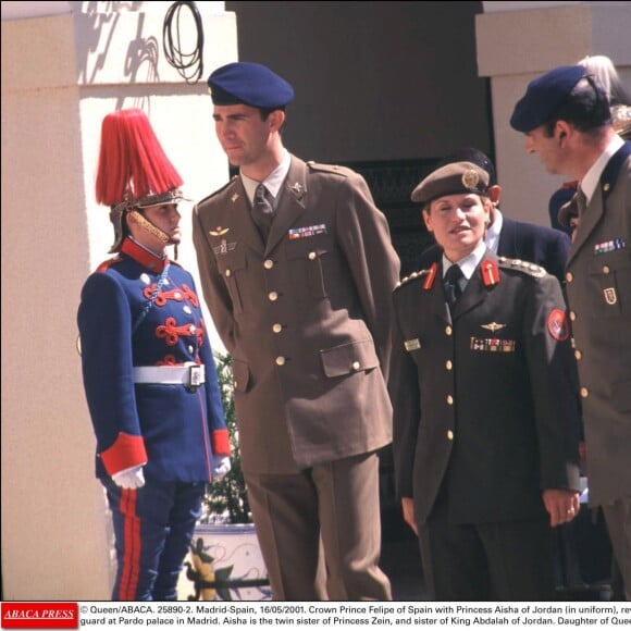 La princesse Aisha bint Hussein avec Felipe d'Espagne en mai 2001 lors d'une revue des troupes au palais du Pardo, à Madrid.