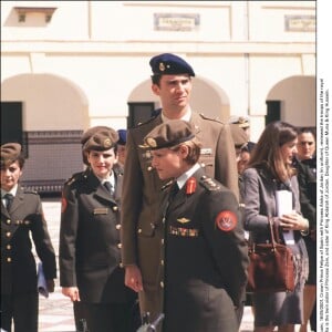 La princesse Aisha bint Hussein avec Felipe d'Espagne en mai 2001 lors d'une revue des troupes au palais du Pardo, à Madrid.